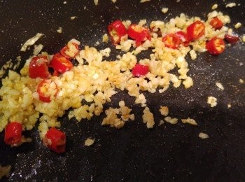 step3: 凍鑊加牛油和蒜頭慢慢炒香,見微燶後加辣椒粒同炒。