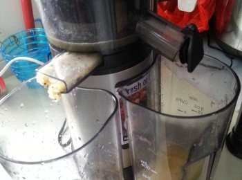 step2: 用慢磨果汁機磨出汁及果肉