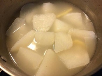 step2: 先將蘿蔔洗淨去皮切件，倒水落鍋煲滾後加入薑片、油、雞粉、冰糖、胡椒粉、蘿蔔，大火滾後煮約20-30分鐘至蘿蔔淋身，撈起隔湯備用