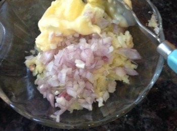 step8: 將牛油溶液, 蒜蓉, 蔥頭碎混合, 加入少許海鹽及黑胡椒