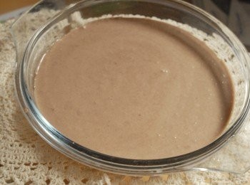 step3: 在蒸盤內刷一層油（植物油），然後倒入粉漿，用大火蒸15分鐘。或用微波爐最大火力加熱3.5至4分鐘，至表面凝固便可