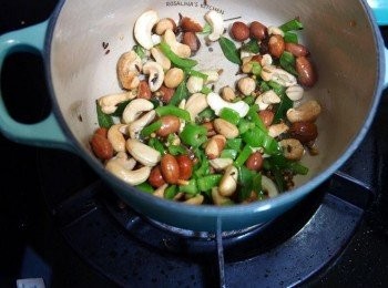 step12: 先小火慢慢炒，並且加入鹽巴調味。 要有耐心，不能大火。 如果你是用剩飯，請在這時候加入薑黃粉，等一下與白飯混和即可。