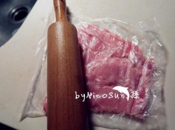 step3: 把豬排稍微打扁.抓醃一點點鹽巴胡椒約20分.(不要太多歐.蝦卵本身鹹度很夠)