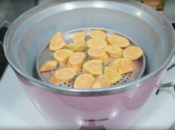 step1: 首先將1條地瓜洗淨去皮切塊放入蒸盤於電鍋中~~ 外鍋1杯水煮至跳起!!!