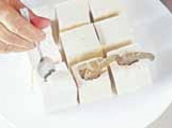 step2: 豆腐切井字變成9個方塊，以湯匙在上面挖一個小洞。