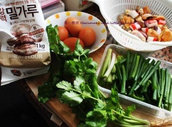 step1: 急凍什錦海鮮, 急凍青口解凍後清水洗淨, 以鹽 ,胡椒, 紹興酒醃抓, 用清水再冲, 隔水備用