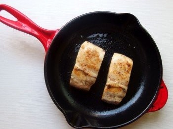 step3: 準備一個平底鍋,熱油鍋後放入魚排煎至兩面都焦香狀。