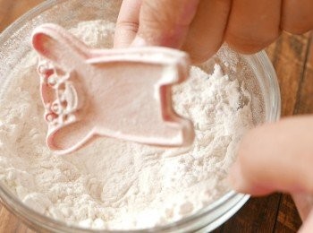 step8: 讓曲奇模沾上高筋麵粉，敲敲曲奇模去掉多餘的麵粉。