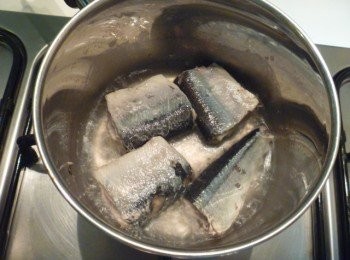 step2: 倒掉出來的水,放入滾水中灼至外面變白就好.撈起備用.