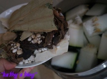 step3: 然後放入去濕料~