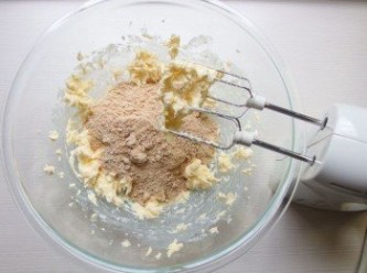 step2: 將奶油放在攪拌盆裡,以攪拌器攪拌成乳霜狀後,再將砂糖倒入混合均勻。