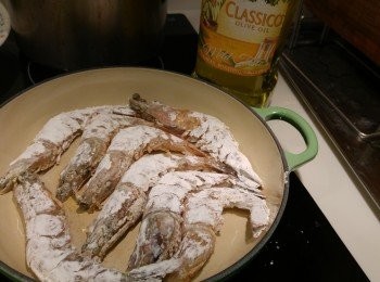 step3: 用廚房紙索乾水份,再用一湯匙生粉撲面,用少許百得利純正橄欖油煎香表面備用。