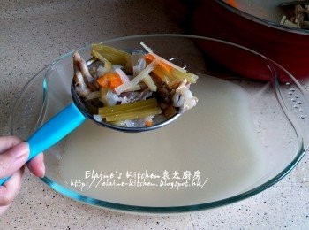 step9: 將煲好的清雞湯隔去渣 , 再放回煲內用慢火煮滾