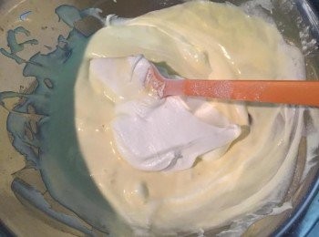 step8: 將蛋白霜加入之前攪拌好的起士麵糊裡, 以切拌的方式小心拌勻