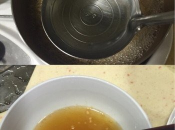 step2: 撈出60CC的滾水
另外在碗裡與調味粉包攪勻
這是等等的拌麵醬唷
如果沒有調味粉包
用日式醬油或鰹魚醬油替代
味道跟燕麥麵也很搭喔