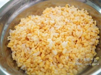 step1: 綠豆和糯米洗淨，用水浸過夜,隔水備用。