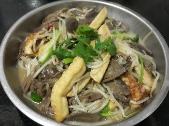 step9: 豆腐銀牙炒鴨心

材料：

銀牙 320克
豆腐 200克 切條
鴨心 170克 切片
乾蔥（切碎）少許
蒜頭（切碎）少許
薑（切絲）2片
雞粉 1茶匙
糖 1/2茶匙
辣椒碎 少許
生粉 少許
麻油 少許

做法：

先將豆腐煎至脆身備用，用蒜頭，乾蔥將鴨心稍為煎香備用，再爆香蒜頭，乾蔥，辣椒碎，薑絲爆炒銀牙至軟身，再放調味料雞粉，糖將其他材料回鑊，炒至收汁後少少生粉水，麻油埋芡，完成 。