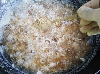 step6: 加入<span class="group_2">調味</span>料，煮沸，轉中小火，烹煮5分鐘。