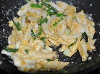 step4: 邊拌炒邊悶熱一下，讓蛋沙均勻沾裹菇片上即可