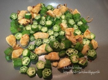 step4: 加入秋葵粒炒2分鐘，倒入醬油及辣椒粒炒勻即可。