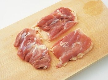 step1: 將雞腿肉切成3等分，兩面撒上一層薄薄的鹽。