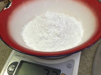 step3: 再量沾米粉 75g (圖中差少許 我也用匙取走2g) 只供參考