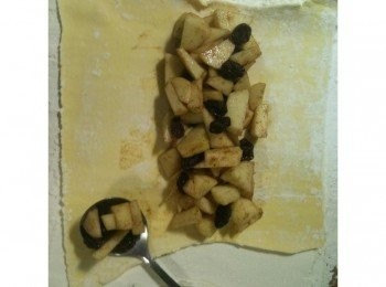 step5: 用湯匙將「步驟4的內餡」舖在「步驟3的捲皮」中間。