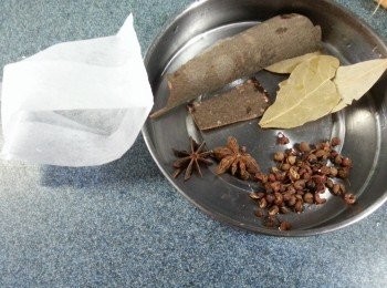 step3: 將花椒.八角.香葉.桂皮用茶葉袋裝起