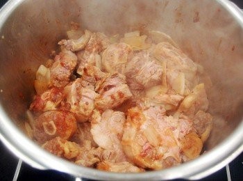 step5: 加入豆瓣醬及沙茶醬炒出香氣,再加入醬油及冰糖炒至肉塊都上色。