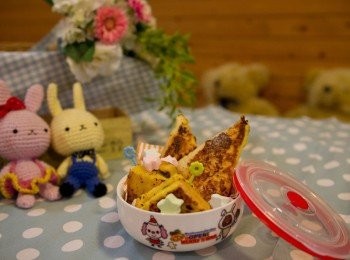 step6: 將牛奶及雞蛋打勻備用 將吐司浸入雞蛋牛奶裡 奶油小火融化,將吐司煎到兩面金黃即可 可淋一些楓糖漿喔