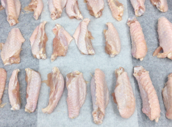 step4: 醃好後，將單骨雞放上牛油紙焗盤，用180度焗15分鐘。