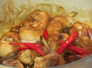 step5: 待湯汁收乾、雞肉入味後，放入辣椒稍微拌炒。