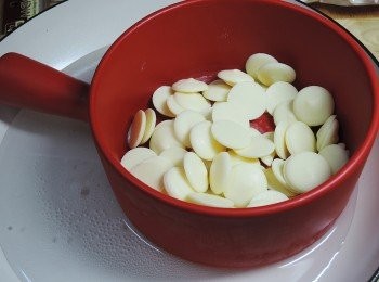 step1: 巧克力隔水融化~~因為這次是五彩的玉米球，我特地選用白色巧克力，這樣才不會蓋住顏色，而且有雪的感覺喔!!