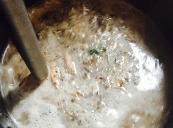 step4: 用手提攪拌器將蘑菇湯打至順滑。