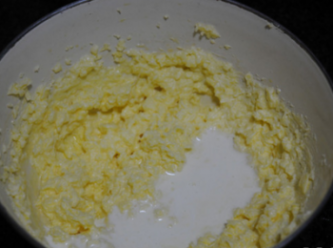 step3: 加入淡奶油，攪拌。