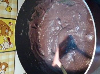 step7: 高身不粘鍋洗淨，燒熱，倒入適量油，再倒入過篩的紅豆蓉，加入砂糖，用中火煮，不停翻炒