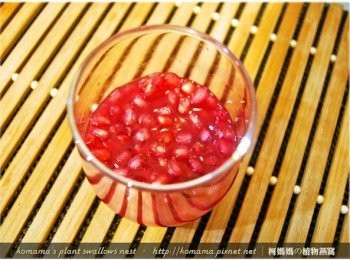 step2: 剝除紅石榴外皮，取出紅石榴籽後，部分放入杯內壓碎。