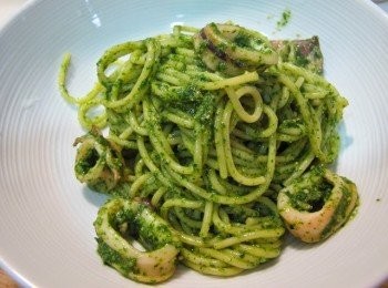 step7: 最後將雞肉從鍋中取出切成片狀，擺放在義大利麵上，淋上一些鍋底的青醬汁完成擺盤，就是一盤豐盛的雞肉海鮮青醬義大利麵!