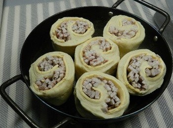 step7: 麵團對切後，一一排入鍋中，待發酵兩倍大之後，烤箱180度預熱十分鐘，烤20分後出爐