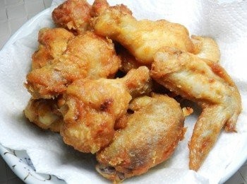 step4: 炸好後的炸雞放在吸油紙上吸去多餘的油