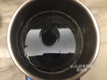 step2: 將黑糖用熱水調勻至黑糖融化，也可以在瓦斯爐上將黑糖、水煮成黑糖水