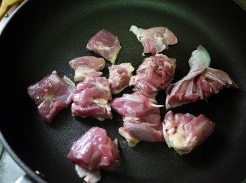 step3: 起鍋，將雞腿肉皮朝下煎至金黃，再翻面