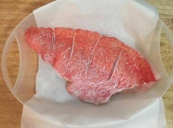 step4: 蒸籠水要先煮滾，蒸盤中放入一張烘焙紙，方便蒸好後移盤使用。烘焙紙上先鋪上醬片，再擺上魚菲利和下巴。