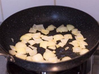 step2: 開中火，鑊內先加入少許油份，之後下少許奶油拌勻，油熱後先下洋蔥炒大約 2 - 3 分鐘至變軟及透明