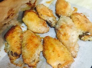 step3: 放入焗爐200度焗10分鐘後將每隻<a href="https://bit.ly/3zHU5V3" target="_blank" data-keyword="雞翼" class="guide-link"><strong>雞翼</strong></a> <span style="display:inline-block;vertical-align:middle;margin-top:-3px;color:initial;border-radius:3px;padding:2px 3px;font-size:12px;line-height:14px;background:#87d300;color:#fff;">即買</span> 反轉，再焗10分鐘。