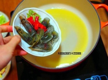 step2: 2.起鍋，入油，冷鍋，入蝦頭跟辣椒皮。 (辣椒皮可以去籽，泡水處理，比較沒有辣味，怕辣的省略也可以)