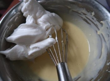 step4: 1/3蛋白加入蛋王糊內拌勻