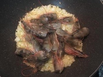 step4: 接著放入蝦頭拌炒.