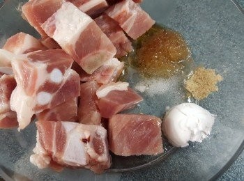 step1: 將排骨用醃肉料：砂糖1茶匙，鹽半茶匙，白胡椒粉半茶匙，生粉1茶匙，麻油1茶匙拌勻醃15分鐘以上