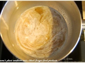 step4: 最後倒入鮮奶，持續攪拌至色澤完全混合即可。